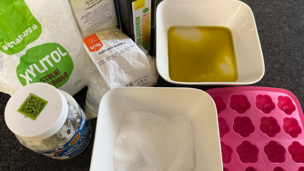 Přísady por výrobu domácí oil pullingocé směsi - avokádový a kokosový olej, jedlá soda, l-arginin, xilitol. Recept na metflex.cz od Lady Krčilové, koučky tdravého životního stylu