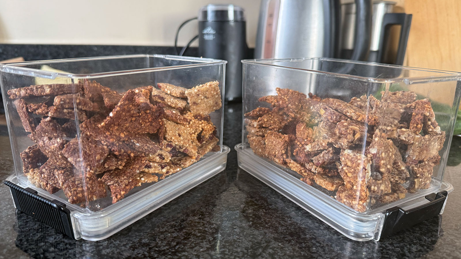 Domácí pečené müsli uchované v dózách